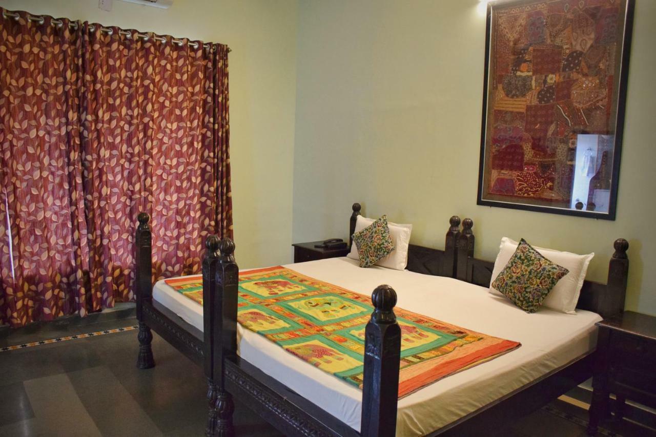 Hotel Kurabar Kothi Удайпур Экстерьер фото