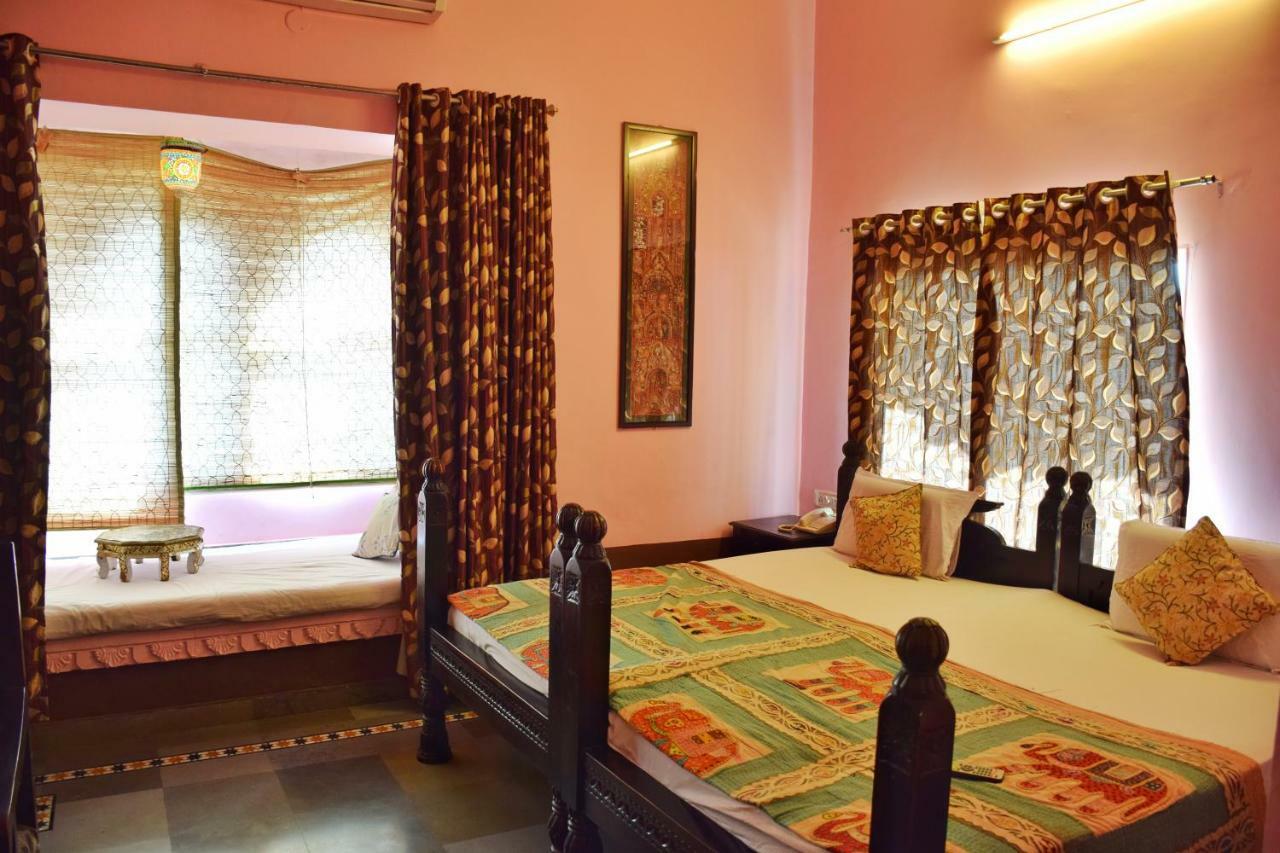Hotel Kurabar Kothi Удайпур Экстерьер фото